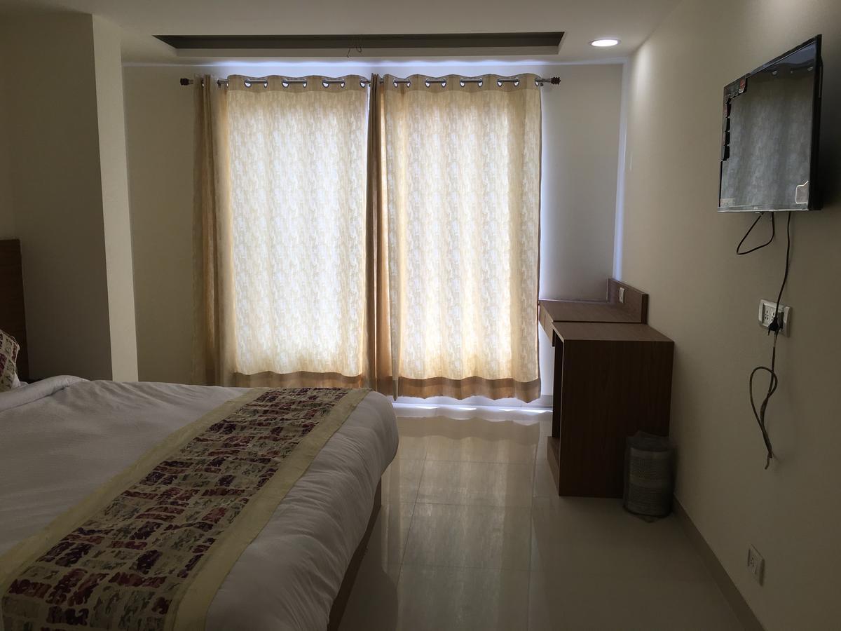 Hotel Airport D'Capitol New Delhi Bagian luar foto